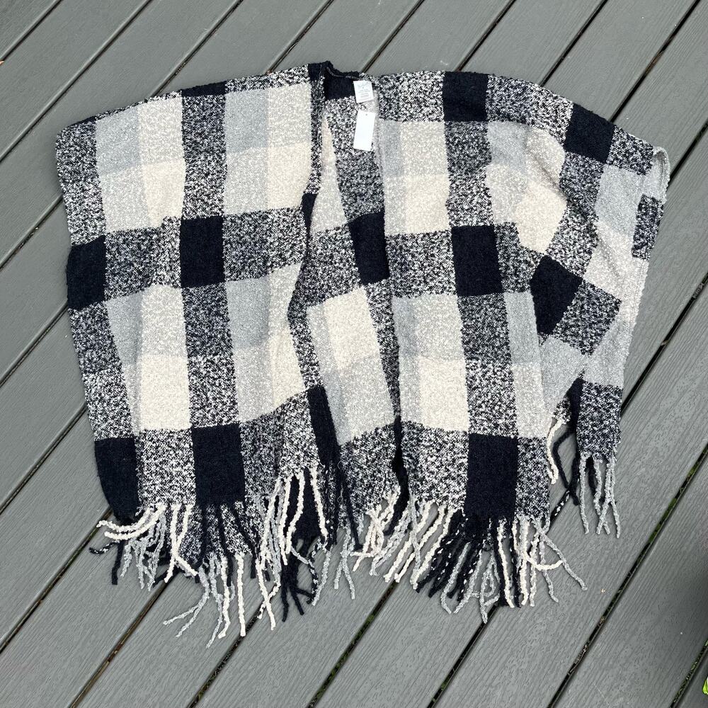 Gray plaid blanket shawl / poncho with fringe, Woolrich, preppy light academia